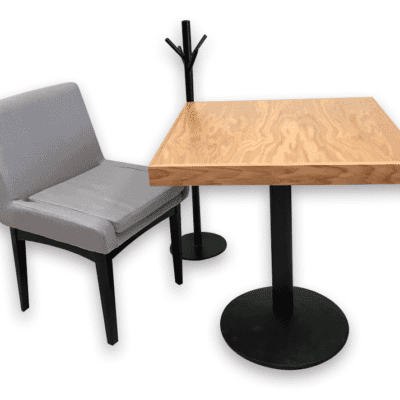 mesas para restaurantes de madera de encino natural sillas tapiz gris carpinteria interiorismo cafeterias y bares