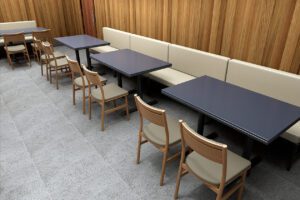 Comedores institucionales 17 Comedor institucional completo con mesas y sillas resistentes, ideal para escuelas, empresas, hospitales y comedores industriales.