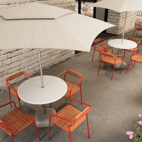 Diseño moderno y funcional de comedor industrial con mesas resistentes y sillas ergonómicas.