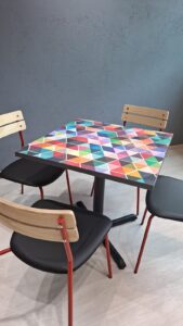 Mesas personalizadas fabricadas en México, colocadas en un restaurante moderno con distribución optimizada.
