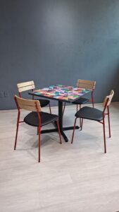 Mesas personalizadas fabricadas en México, colocadas en un restaurante moderno con distribución optimizada.