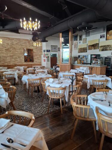 Silla curva de diseño moderno, ideal para restaurantes, comedores o espacios contemporáneos