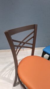 Silla restaurantera de diseño clásico, fabricada en México con materiales resistentes, disponible en varios colores para uso rudo en restaurantes.
