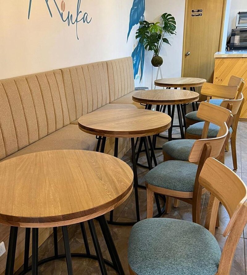 Mobiliario moderno y funcional para cafeterías con mesas de madera y sillas resistentes.
